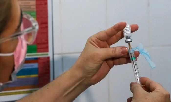 SUS passa a oferecer vacina Pneumo 20 para ampliar proteção contra pneumonia e meningite