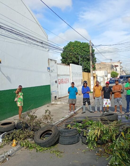 Sem receber rescisão, ex-funcionários da Limp City fazem protesto em frente à empresa em Juazeiro