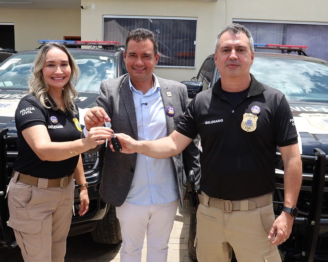 Prefeito Andrei Gonçalves reforça compromisso com a segurança e participa da entrega de novas viaturas e equipamentos para a Polícia Civil em Juazeiro