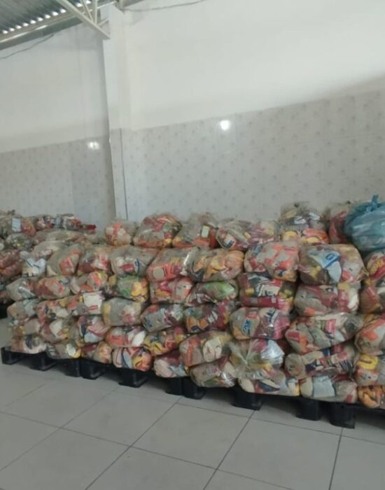 Juazeiro Sem Fome entrega 50 cestas básicas a famílias atingidas pelas chuvas no pré-assentamento Terra Nossa