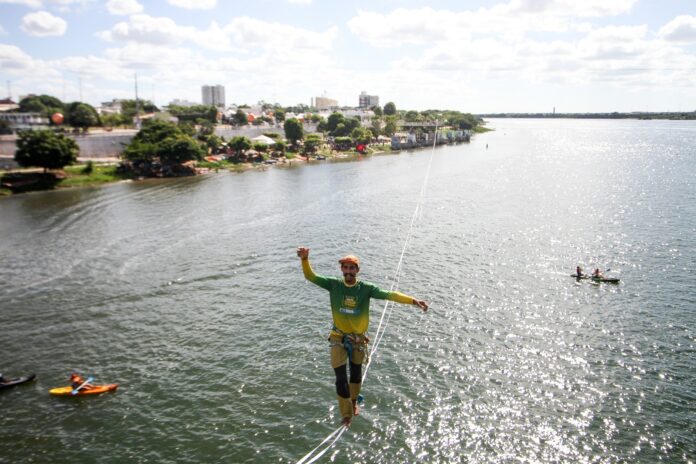 Dia da Mulher e espetáculo do campeão mundial de waterline Matheus Vidal, o “Mago do Equilíbrio”, marcam encerramento do Festival de Verão Velho Chico em Juazeiro