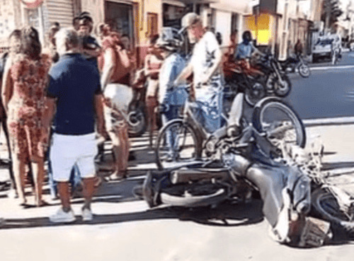 Motociclistas ficam feridos após acidente em Juazeiro