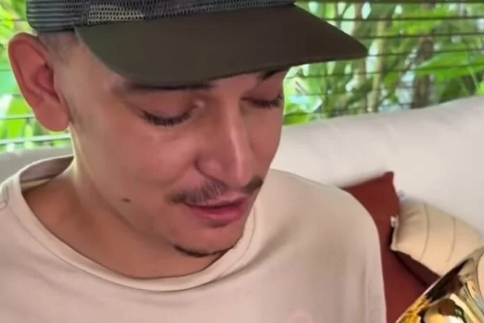 “Não consegui o diploma que minha mãe queria, mas me esforcei para merecer”, declara João Gomes ao receber prêmio do Grammy Latino 2025