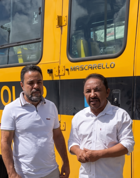 Roberto Carlos reforça compromisso com a educação ao garantir ônibus escolar para Jaguarari