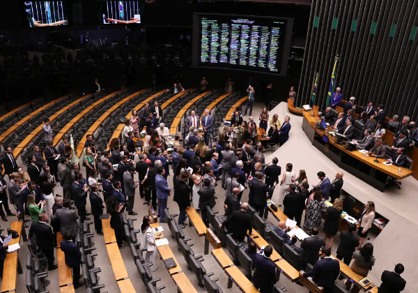 Câmara aprova nova regra para propaganda política no WhatsApp e SMS