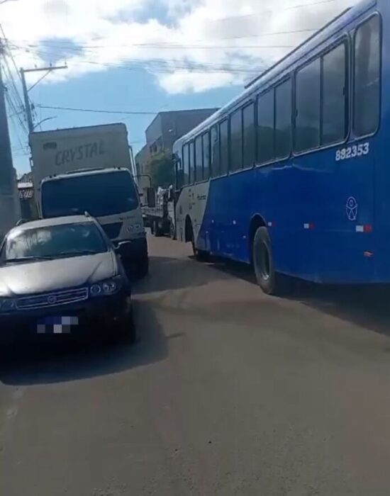 Usuário do transporte público de Juazeiro relata transtornos no trânsito causados por caminhões estacionados na Avenida Campo Formoso