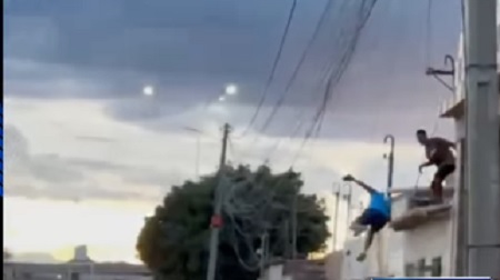 Homens fogem por telhados de casas durante operação policial em Juazeiro