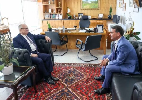 Flávio Bolsonaro se reúne com Fachin em meio à polêmica da Lei da Dosimetria