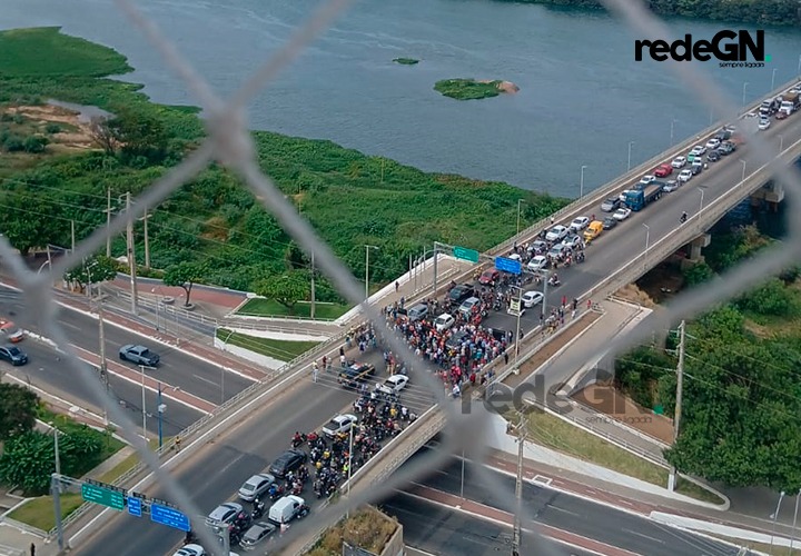 Petrolina/Juazeiro: Agricultores ligados a agricultura familiar paralisam trânsito na ponte Presidente Dutra