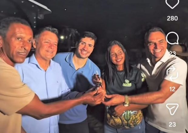 Deputado Jordávio Ramos entrega trator na comunidade de Pedra Grande, em Uauá