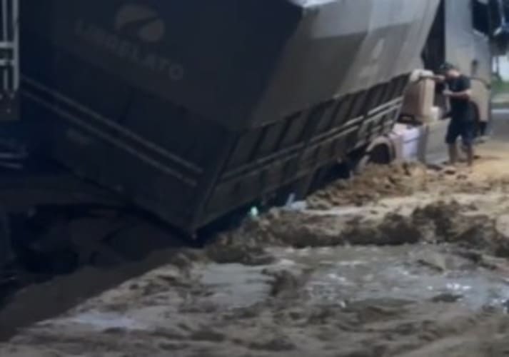 Caminhão cai em buraco após serviço da Compesa no Alto da Boa Vista