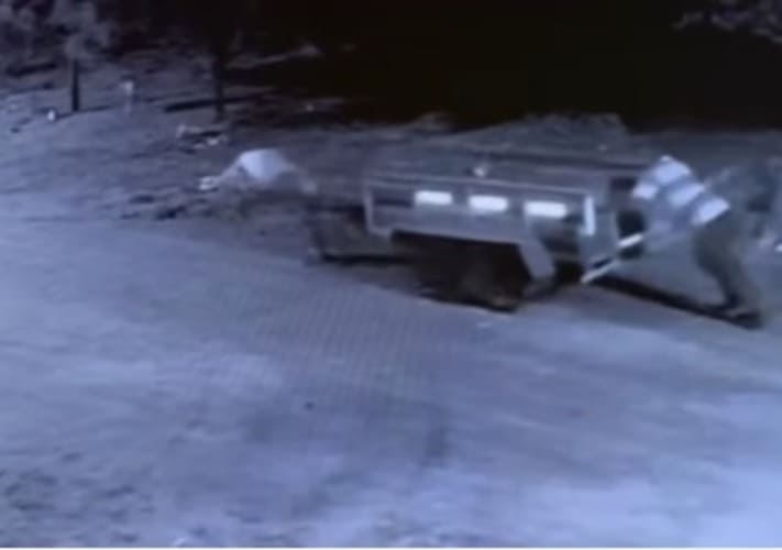 Dupla é flagrada furtando reboque no bairro Santa Luzia
