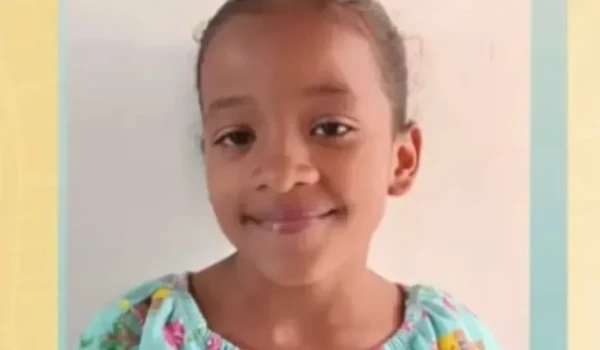 Menina de 11 anos morre após ser jogada em piscina durante brincadeira