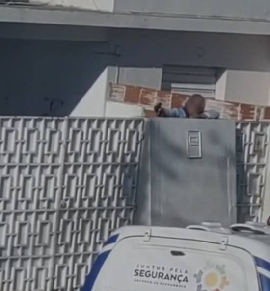 Mulher surtada no José e Maria decide se entregar à polícia, após mais de 15h