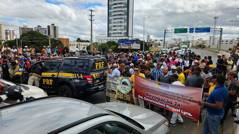 Protesto de agricultores trava trânsito na Ponte Presidente Dutra