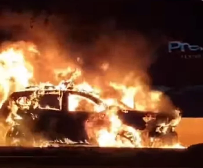 Viatura da PM pega fogo na Avenida Sete de Setembro em Petrolina (PE)