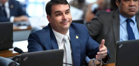 Flávio Bolsonaro foi aconselhado a indicar Michelle como ministra e ignorou