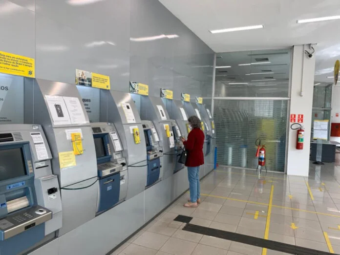 Bancos terão expediente especial em dia de jogos do Brasil na Copa