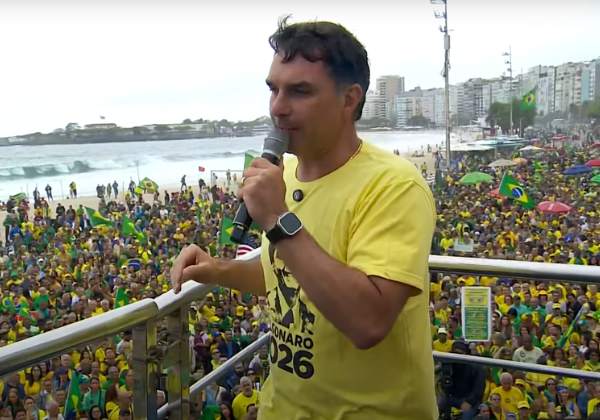 Pré-campanha de Flávio Bolsonaro aposta no jingle ‘Vem com Fé’