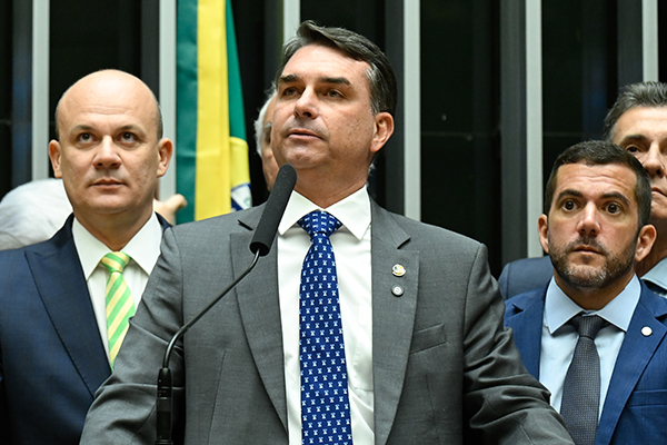 Flávio Bolsonaro se ausentou em 43% das votações nominais do Senado este ano