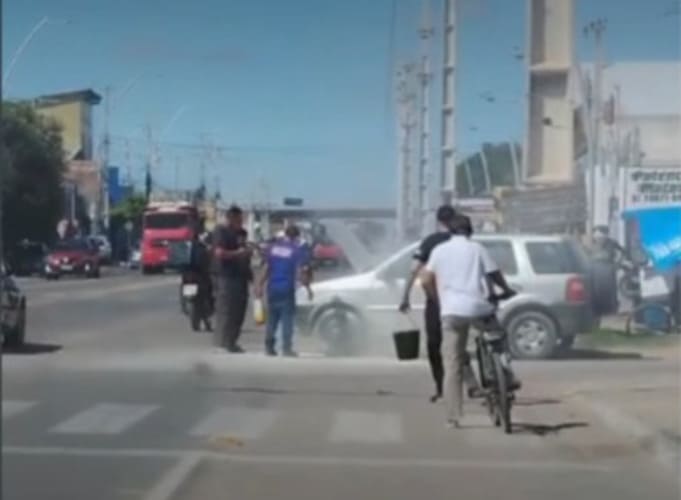 Comerciantes ajudam a conter princípio de incêndio em carro na Estrada da Banana