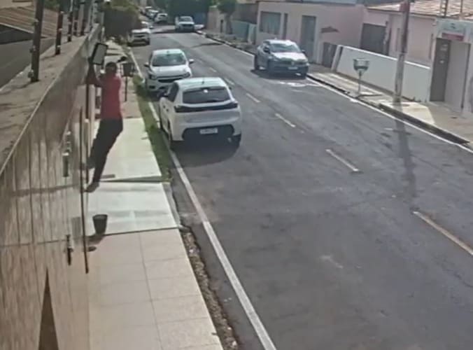 Homem é flagrado furtando refletor da fachada de uma residência em Juazeiro