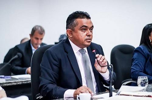 Apartamento, R$ 3,5 milhões e jatinhos: as vantagens que fizeram Jaques Wagner virar alvo da PF
