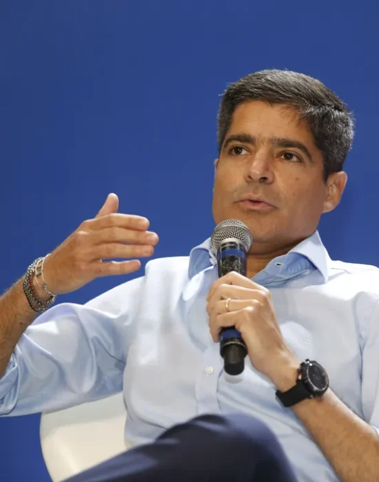 Justiça impõe multa de R$ 100 mil por hora a ACM Neto