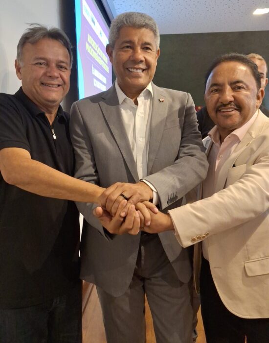 Roberto Carlos celebra maior pacote de investimentos da história de Uauá ao lado de Marcos Lobo e Jerônimo Rodrigues