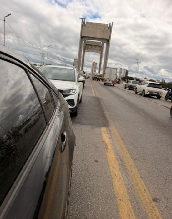Motoristas enfrentam mais um longo engarrafamento na ponte Presidente Dutra, sentido Juazeiro/Petrolina