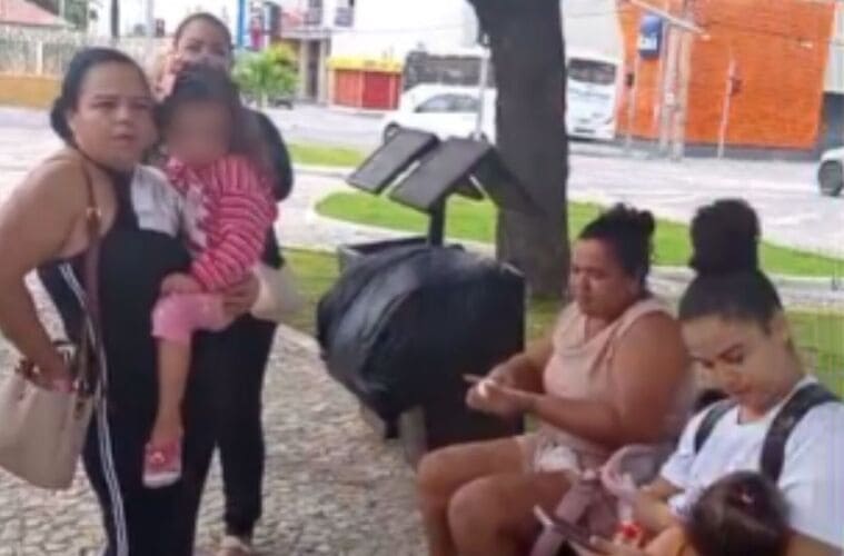 Mães atípicas protestam em frente à Prefeitura de Petrolina contra sorteio do Minha Casa, Minha Vida