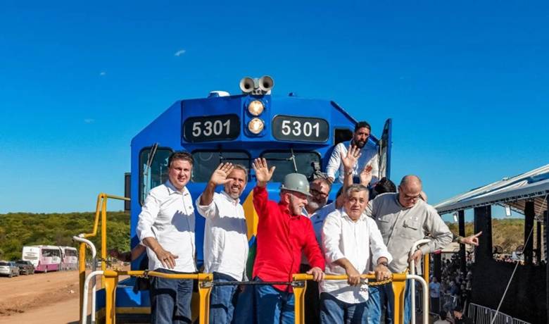 Lula entrega 101 km da Transnordestina no Interior do Ceará