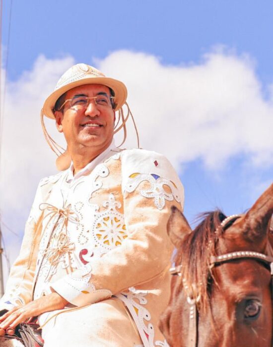 Juvenilson Passos marca presença na Missa do Vaqueiro em Curaçá, junto ao governador Jerônimo Rodrigues e abraçado pelo povo