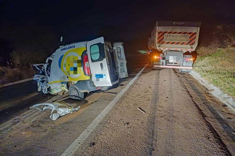 Tragédia: Colisão entre ambulância e bitrem deixa 3 mortos em Ouricuri