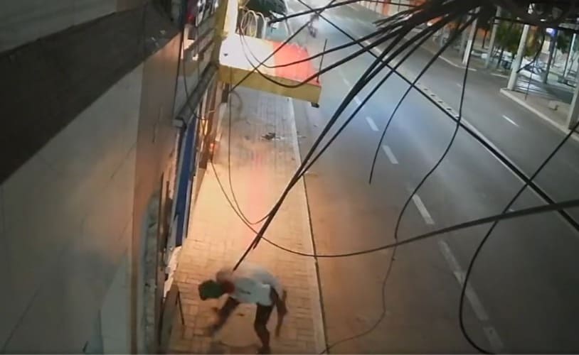 Homem é flagrado destruindo registros de água na Avenida Adolfo Viana, em Juazeiro