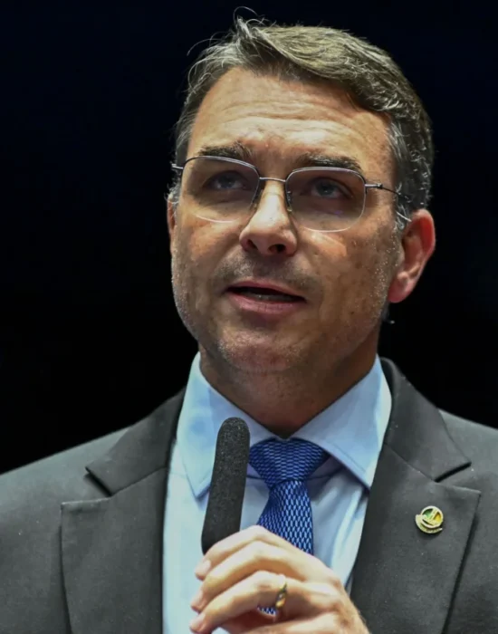 Plano de Flávio Bolsonaro prevê universidades federais fora do MEC e nova política de pesquisa