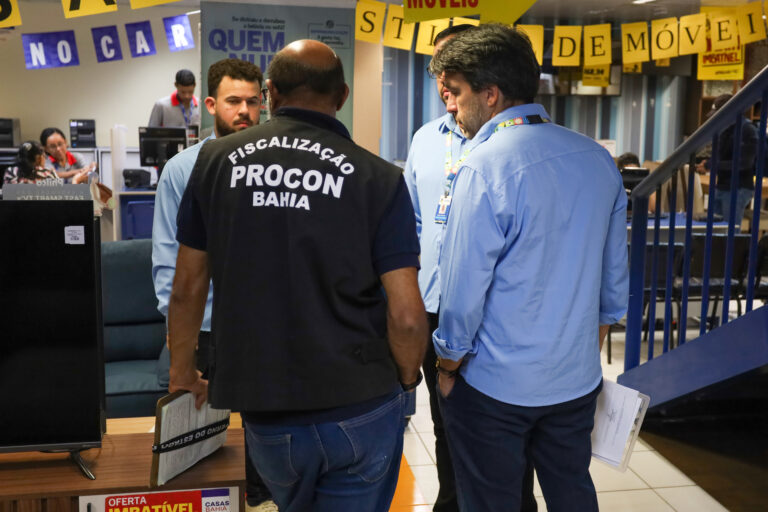 Procon de Juazeiro e Procon Bahia realizam ação educativa para orientar comerciantes no município