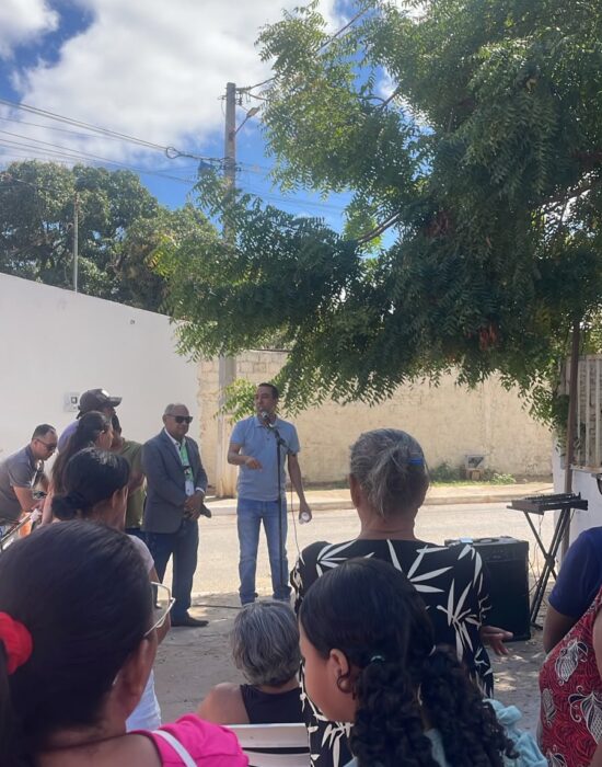 Durante manifestação, Secretário de Saúde de Juazeiro explica paralisação da reforma da UBS Argemiro e anuncia nova licitação para concluir obra