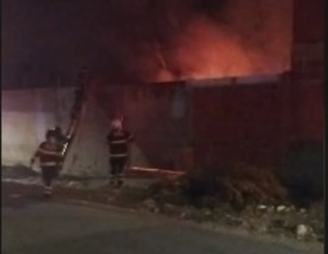 Garagem é tomada por chamas durante incêndio no São Gonçalo