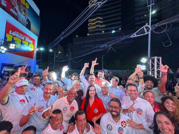Juvenilson Passos marcou presença na inauguração do comitê de Lucas Reis no Rio Vermelho em Salvador