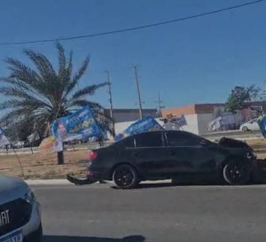 Carro atinge traseira de caminhão em avenida da Zona Oeste de Petrolina