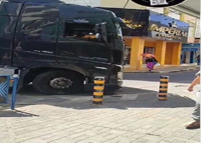 Carreta trava trânsito próximo à Praça da Misericórdia, em Juazeiro (BA)