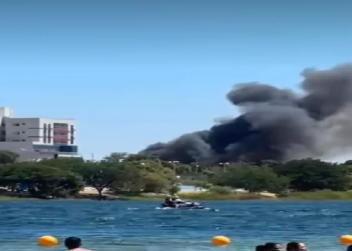 Incêndio de grandes proporções é registrado na Orla de Juazeiro (BA) neste domingo (30)
