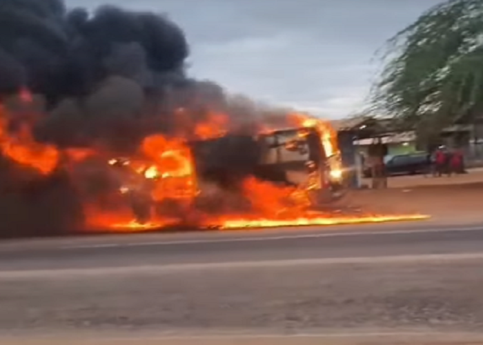 Ambulância de Casa Nova (BA) pega fogo em Petrolina (PE) neste sábado (15)