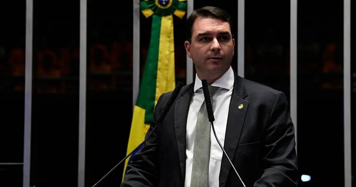 Flávio Bolsonaro afirma que manterá reajuste do Bolsa Família se vencer eleição