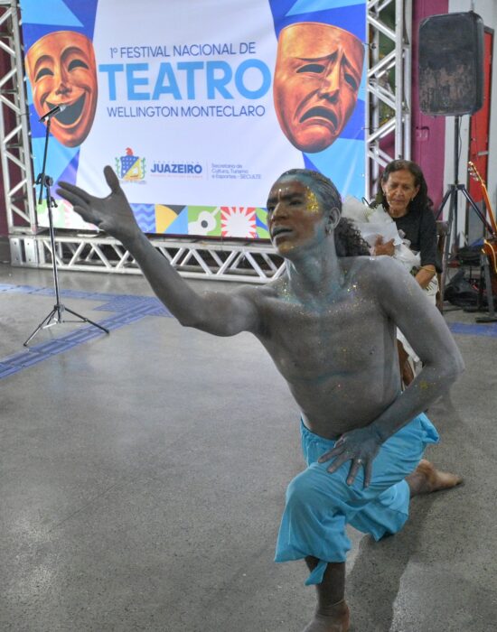 1º Festival Nacional de Teatro Wellington Monteclaro: abertura do evento foi marcada por homenagens e muita emoção