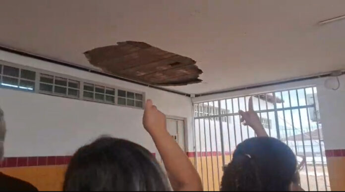 Reboco do teto de escola de Petrolina cai durante votação