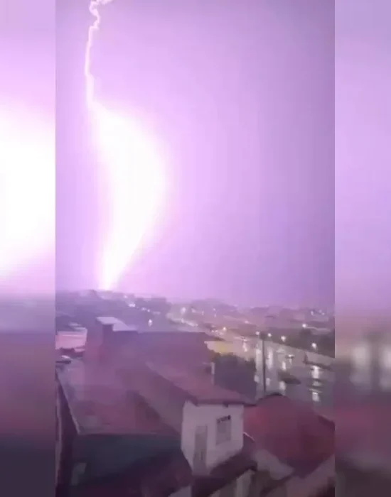 Registro de raios em Jacobina repercute nas redes sociais; Inema prevê temporais na Bahia