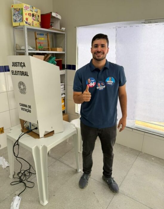 Deputado Jordávio Ramos vota no distrito de Juremal