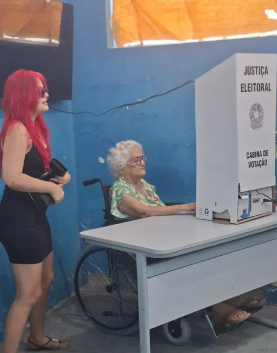 Exemplo da resistência feminina: Aos 94 anos, Dona Sebastiana vai as urnas em Juazeiro; ela nasceu em 1932, ano em que a mulher passou a ter direito ao voto no Brasil